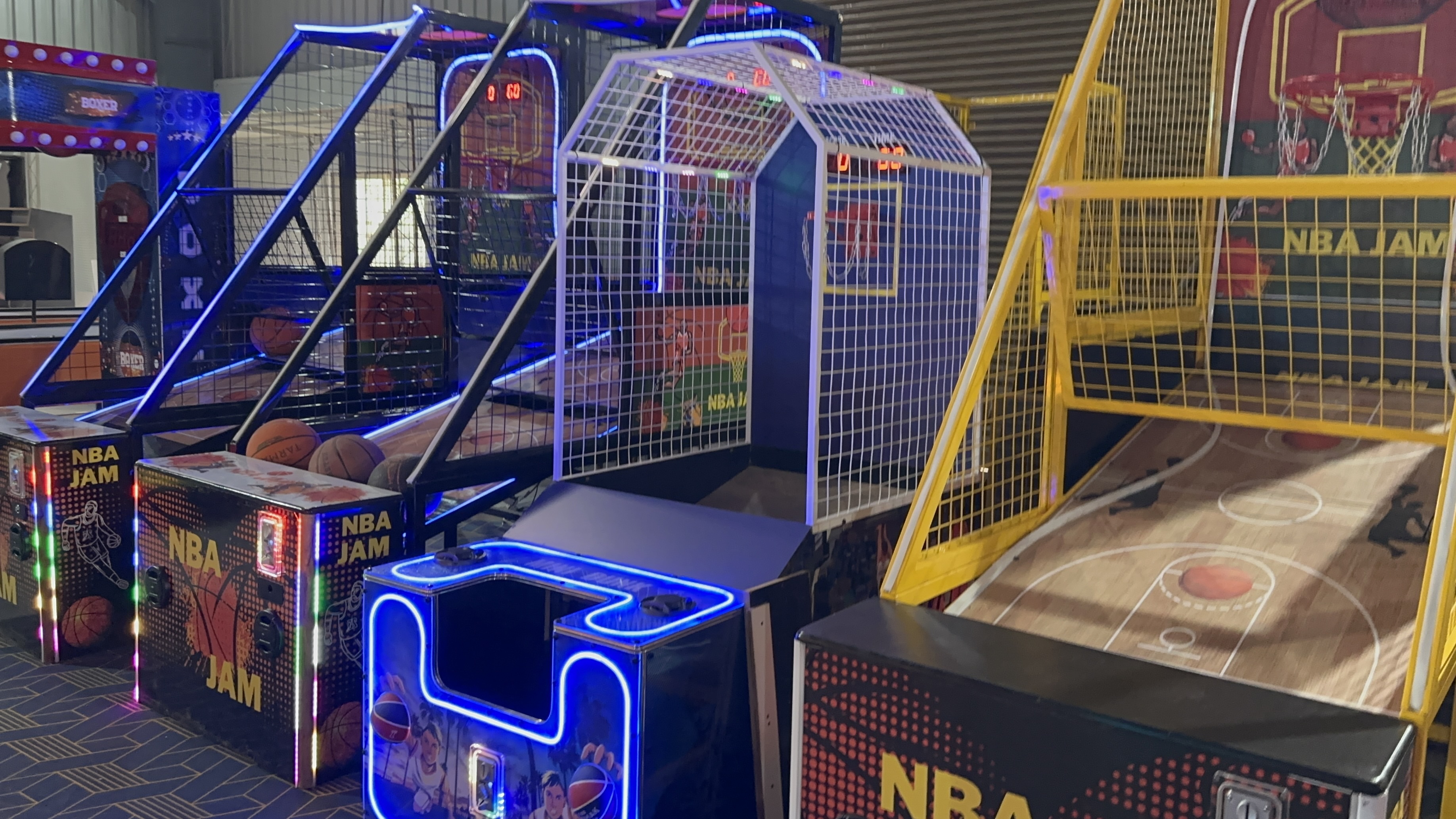 Basketball arcade machine with players shooting hoops