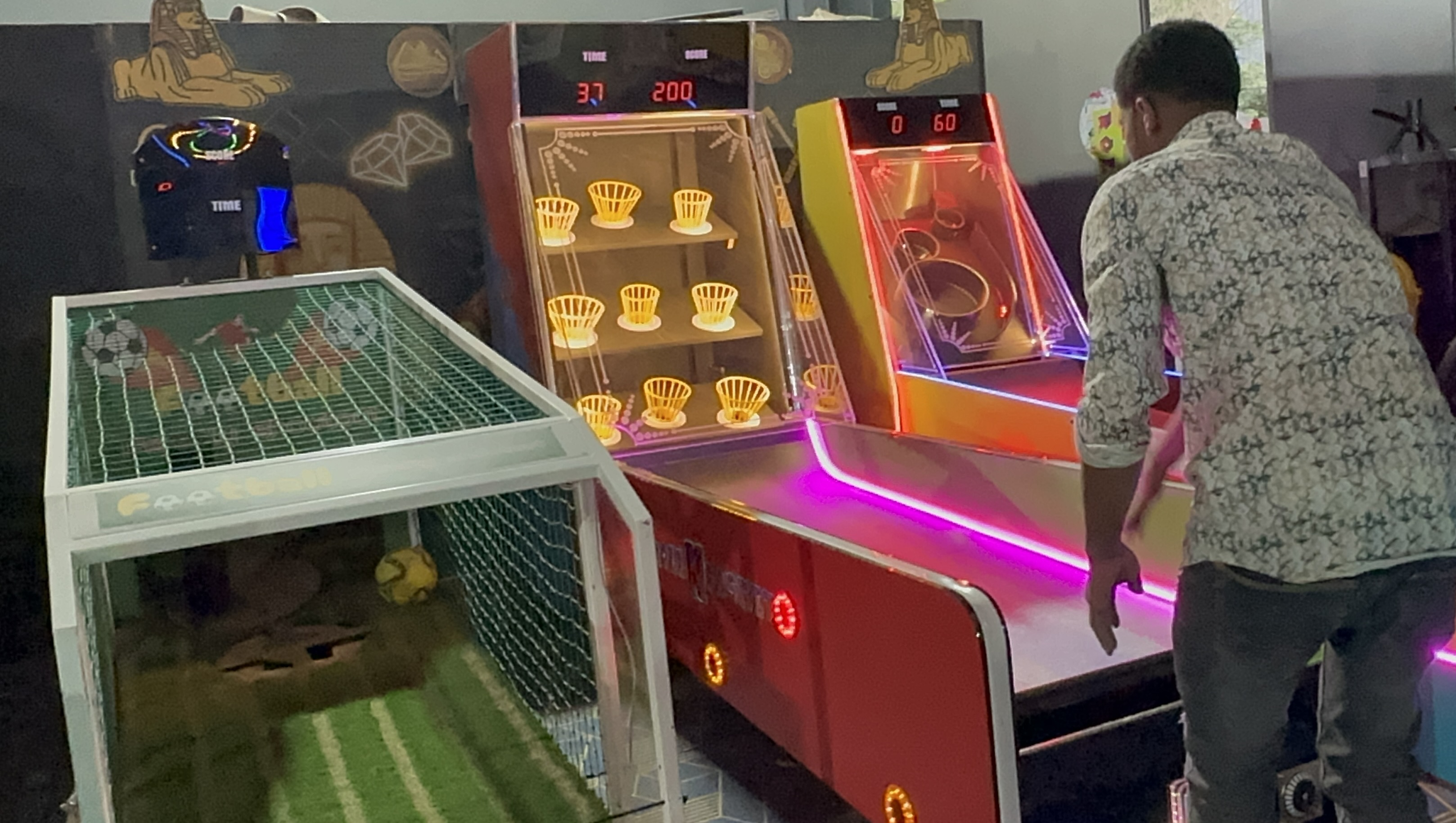 Rollen Basket internal structure, reinforced steel frame, ball return system, sensor array, technical engineering view, professional lighting